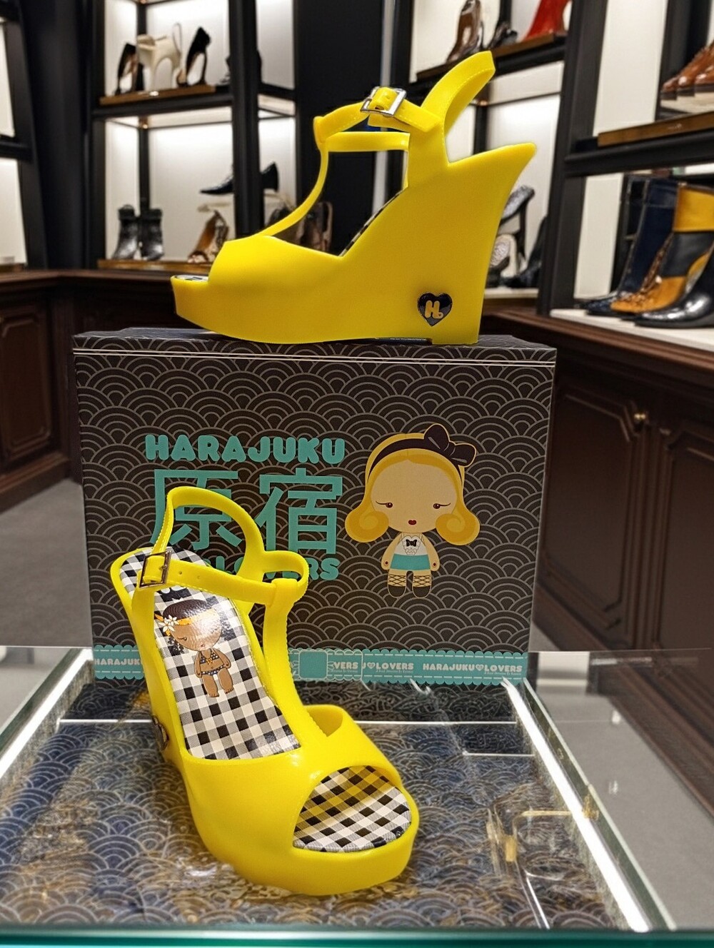 Harajiku Lovers Quin Yellow Edge Sandals Women's Sz 6  🆕 Comicon
